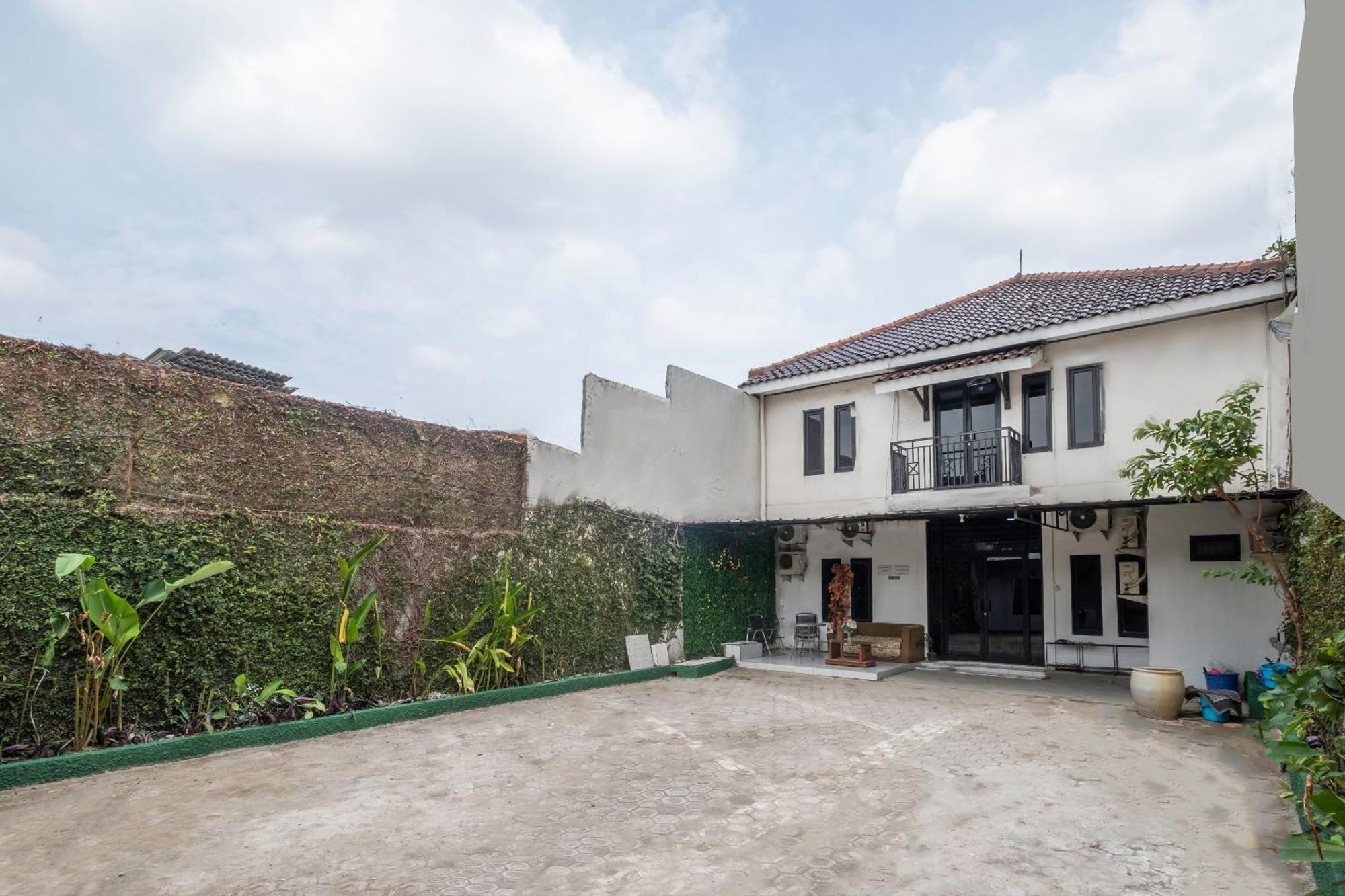 Oyo Life 2391 Baladewa Residence Syariah Karawang Exteriér fotografie